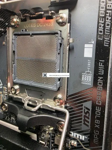 S&eacute;r&uuml;lt AM5 foglalat t&uuml;sk&eacute;k egy MSI MPG X870 Carbon alaplapon foglalat csere előtt