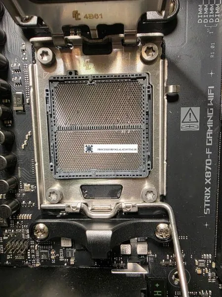 S&eacute;r&uuml;lt &eacute;rintkezők egy pr&eacute;mium Asus ROG Strix X870 alaplap AM5 processzor foglalat&aacute;ban